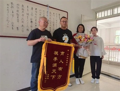 一个黑色的女式背包映入了他的眼帘